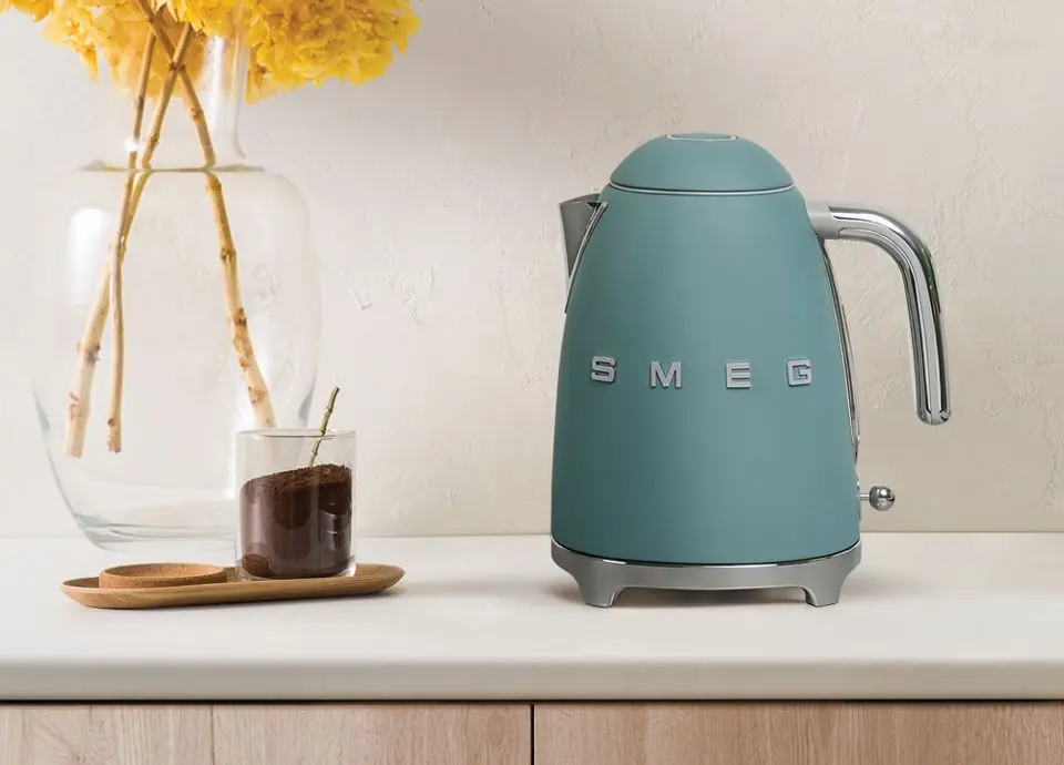 Aranżacja niebieskiego czajnika SMEG